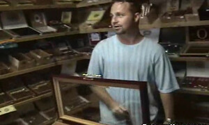 Зрелая продавщица получила в пизду член покупателя