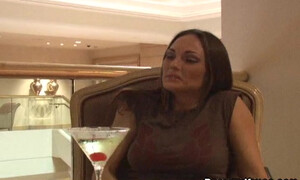 Бухая женщина подставила узкую пизду под член незнакомца