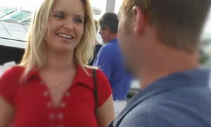 Мужики по очереди долбят симпатичную блондинку