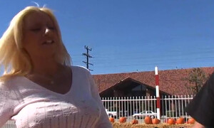 Страстная девушка прыгает на половом члене зрелого мужчины