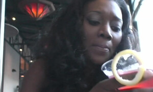 Мужчина занимается сексом со зрелой негритянкой