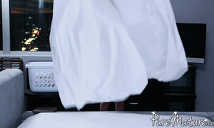 Белокурая женщина резво скачет на члене молодого человека