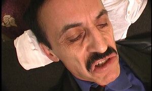 Мужчина трахает молодую девушку при женщине