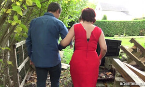 Выебли на природе зрелую шлюху в рот