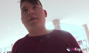 Толстая мать в сетчатом боди сосет сыну и трахается с ним пока отец на работе