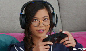 Милфа лесбиянка отвлекла геймершу от PlayStation своей сладкой киской