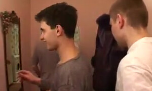 Русский любительский секс милфы и парней на кухне