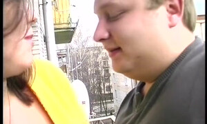 Толстяк ебёт зрелую брюнетку в чулочках на балкончике