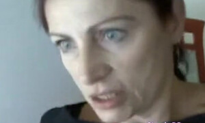 Кобель сношает матюру на кухне в домашнем POV порно