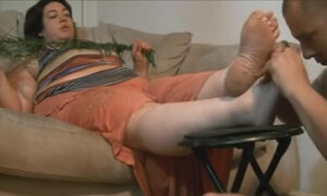 Властная зрелка заставила мужика массировать стопы её ног