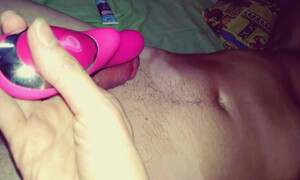 56-летняя мама показала сына, как дрочить член вибратором